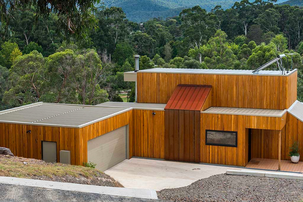 Sloping block builders Hedger Constructions work with challenging sites to deliver innovative custom homes in harmony with their environment.